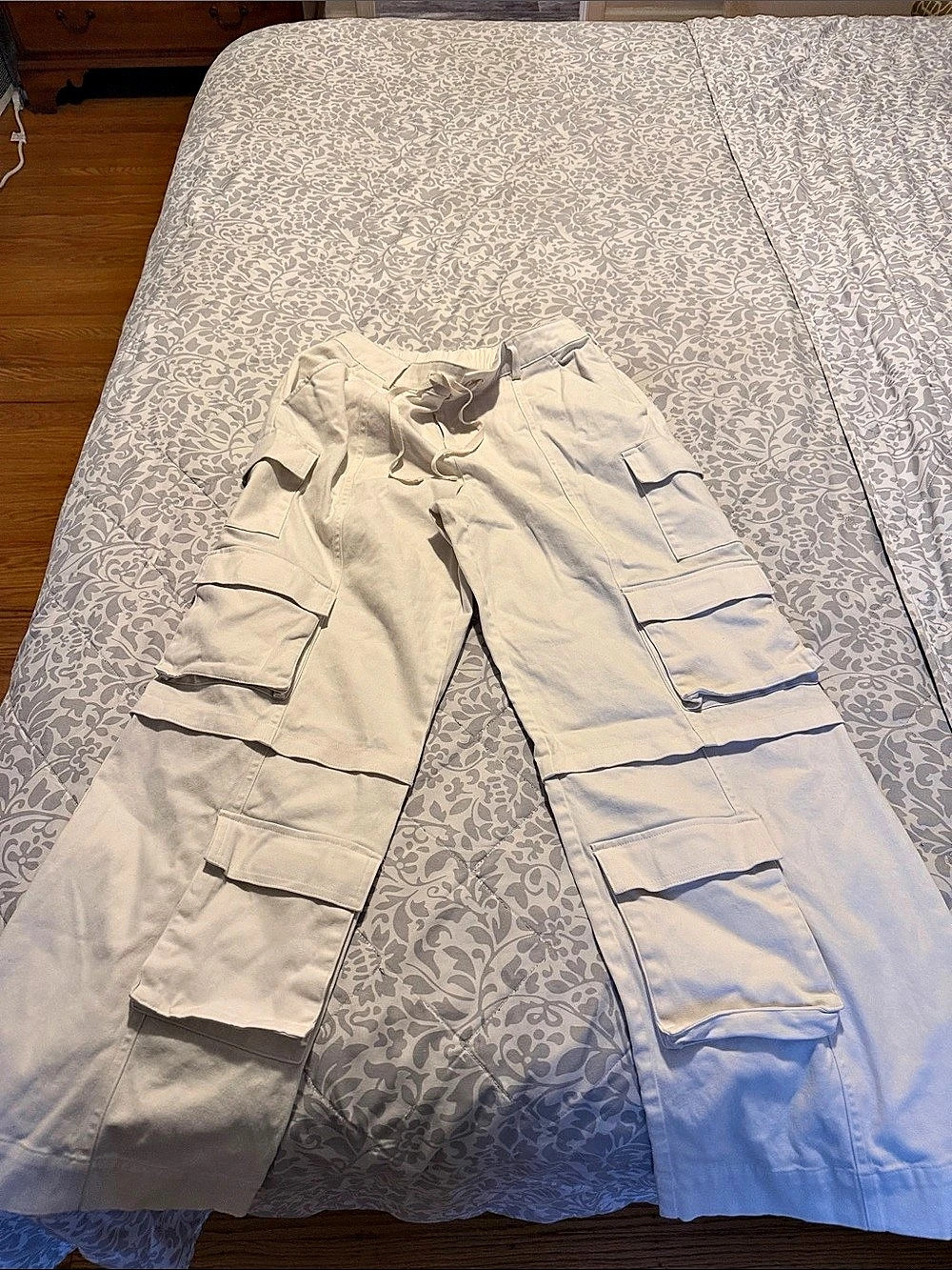 Alo Cargo Wide Leg Pants in White Size Medium